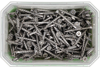 En plastbehållare fylld med metallskruvar med försänkt huvud och korsspår.