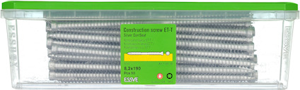 Plastlåda med grönt lock innehållande metallskruvar, etikett med text "Construction screw ET-T".