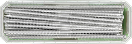 Silvriga metallspiraler ordnade parallellt i en rektangulär plastförpackning.