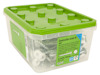 Plastburk med grönt lock innehållande vita byggskruvar, etikett "Construction screw-W 6,0x80 white".