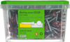 Fyrkantig låda med röda takskruvar, etikett med texten "Roofing screw DECOR Zinc Plated 4,8x35 Red Pcs 250".