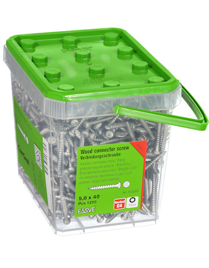 Plastbehållare med grönt lock innehållande 1200 träskruvar, text på etikett: "Wood connector screw, 5,0 x 40".