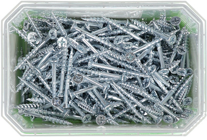 Rektangulär plastbehållare fylld med många blanka, metalliska träskruvar.