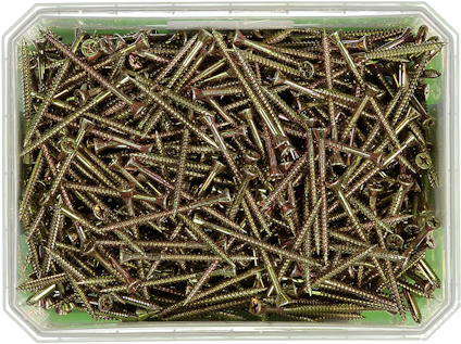 Skruvar i en rektangulär plastlåda med genomskinligt lock.