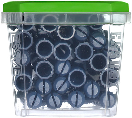 Transparent låda med grönt lock innehållande svarta plastfästen. Text på sidan: "ESSE".
