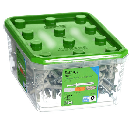 Transparent plastlåda med grönt lock innehållande spikpluggar, etikett text: "Spikplugg Krage 6.5/32, 200 st".