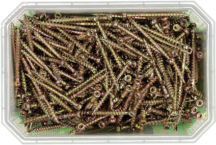 Skruvar i en rektangulär, genomskinlig plastbehållare.