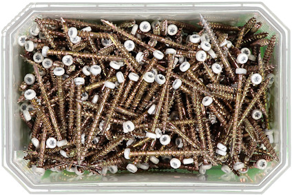 Plastlåda fylld med metallskruvar med vit bricka under skallen.