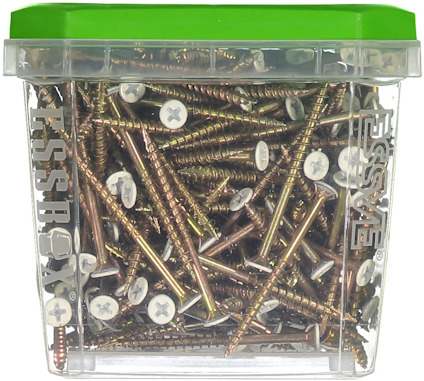 Plastburk med grönt lock fylld med skruvar med vit skalle. Essve logotyp synlig på sidan.