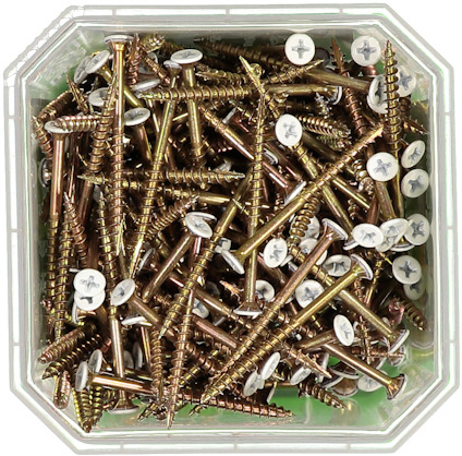 Skruvar i olika storlekar och metallfärger i en fyrkantig genomskinlig plastbehållare.