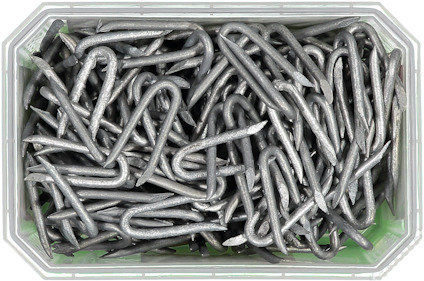 En låda med silverfärgade stift med dubbla spetsar staplade ihop.