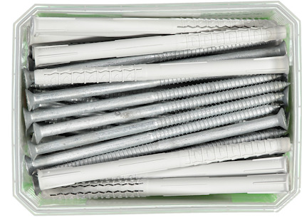 Grå plastpluggar och skruvar i en genomskinlig låda.