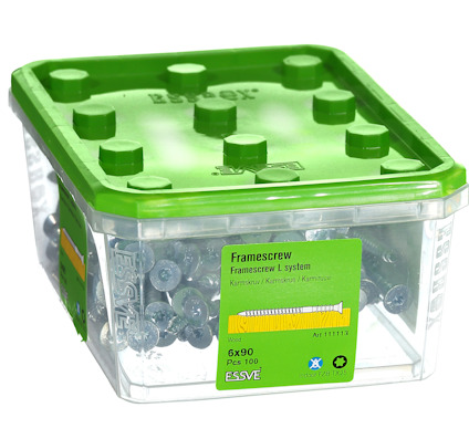 Plastlåda med grönt lock innehållande skruvar, etikett med text "Framescrew L System, 6x90, 100 pcs".