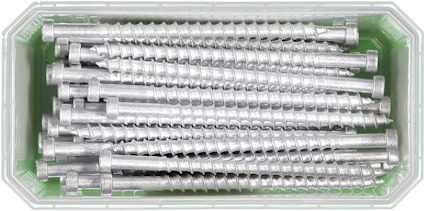 En rektangulär plastlåda fylld med silverfärgade skruvar, sedd uppifrån.