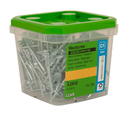 Transparent plastbehållare med grönt lock innehållande metallskruvar, märkning "Woodscrew ESSDRIVE 4,0X40 Pcs: 200".