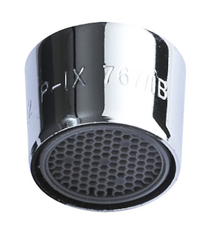 Metallisk munstycke med hexagonalt mönster. Ingraverad text: "M22 P-IX 767/B".