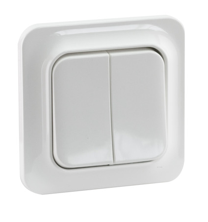Vit infälld dubbel strömbrytare med något rundade hörn.