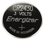 Rund silverfärgad batteri med texten "CR2430 3 VOLTS Energizer MADE IN INDONESIA" på ovansidan.