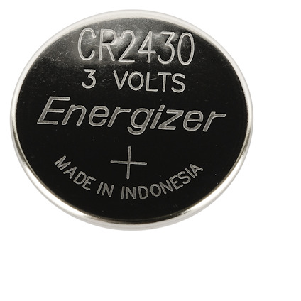 Rund silverfärgad batteri med texten "CR2430 3 VOLTS Energizer MADE IN INDONESIA" på ovansidan.