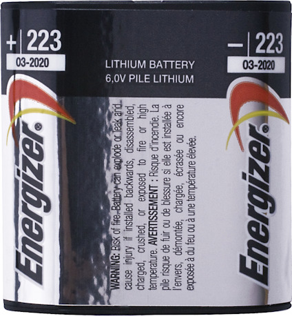 Energizer 223 lithiumbatteri med text om varningar och specifikationer, inklusive datumstämpeln 03-2020.
