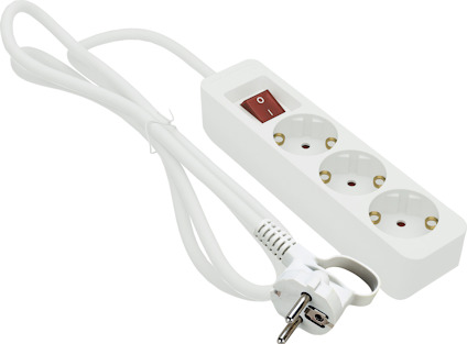 Vitt grenuttag med tre uttag, strömbrytare och vit kabel.