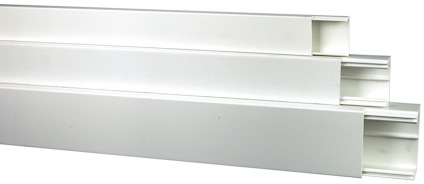 Tre vita kabelkanaler staplade på varandra med en öppen design på ena sidan.