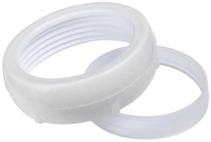 Vit plastring med gängad insida och en separat rund plastskiva bredvid.