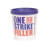 Vit förpackning med blått och rött texttryck: "ONE STRIKE FILLER" och "Torkar inom 30 minuter", blått lock.