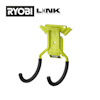 Grön dubbel krok med skyddande överdrag, monterad under en konsol märkt "RYOBI LINK Modular Storage System".