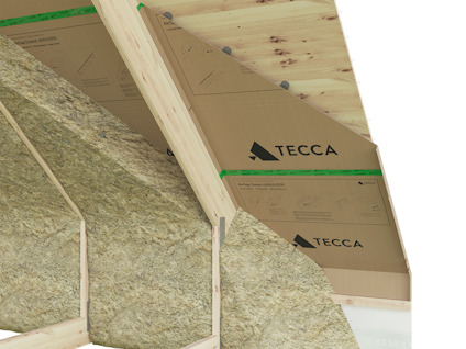 Isolering av glasull monterad mellan takbjälkar, med träskivor och papp märkt "TECCA".
