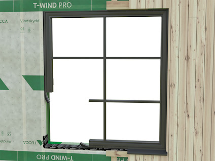 Fönsterram monterad i en vägg med träpanel och ångspärr, märkt "T-Wind Pro".