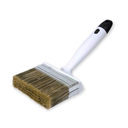 Vit fasadpensel med vinklat handtag och breda, beige borst.