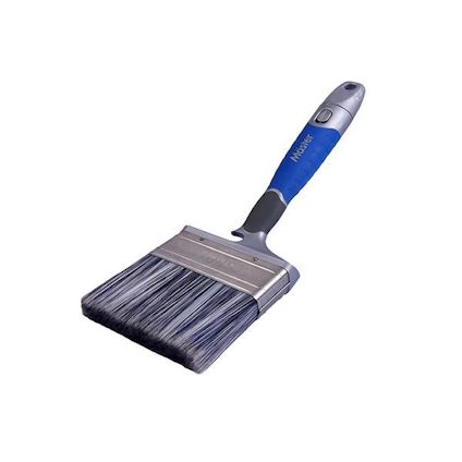 Målarpensel med blått ergonomiskt handtag och vinklad borst.