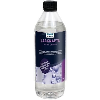 Plastflaska med genomskinlig vätska, mörk etikett med texten "LACKNAFTA" och "FIXOR by Nitor".