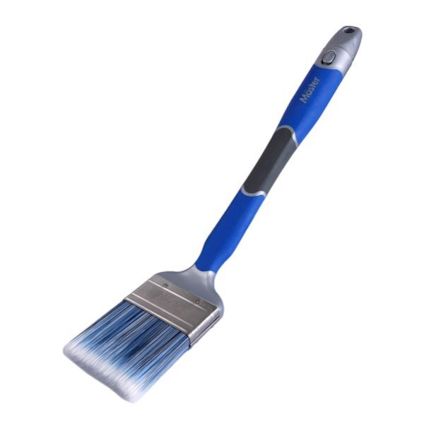 Blå vinkelpensel med syntetiska borst och ergonomiskt handtag i silver och blått plastik.