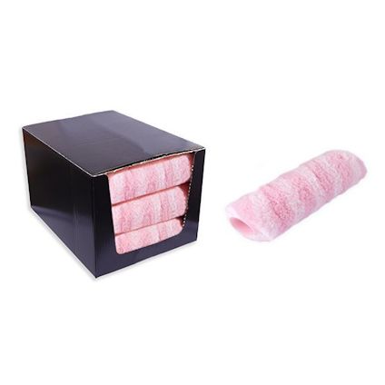 Kartong med rosa målarrollers samt en fristående roller till höger.