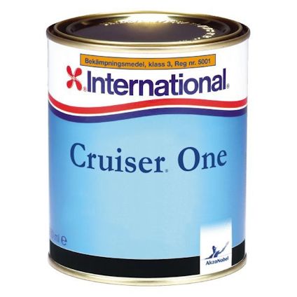Burk med blå etikett och texten "International Cruiser One." Överst finns en röd logotyp och information om bekämpningsmedel.