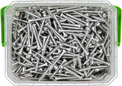 Plastlåda fylld med många metallskruvar.