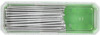 Förpackning med metallskruvar ovanifrån, liggande i en transparent plastlåda med grönt lock.