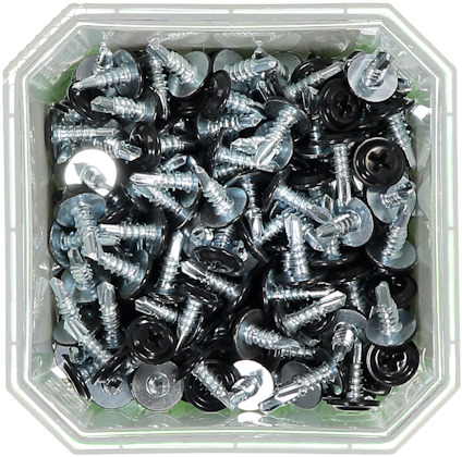 Skruvar med brickor i en transparent plastförpackning.