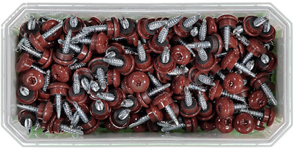 Rödbruna självgängande skruvar med brickor i en transparent plastförpackning.