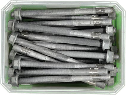 En plastlåda fylld med flera metallbultar med gängade stänger och muttrar.