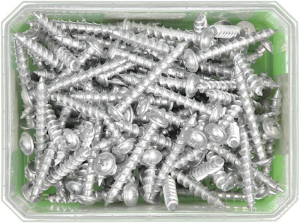 Skruvar i en rektangulär, grön plastbehållare.