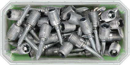 Metallskruvar i en transparent behållare, grönt bakgrundspapper.