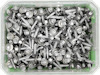 Låda full med metallskruvar med brickor.