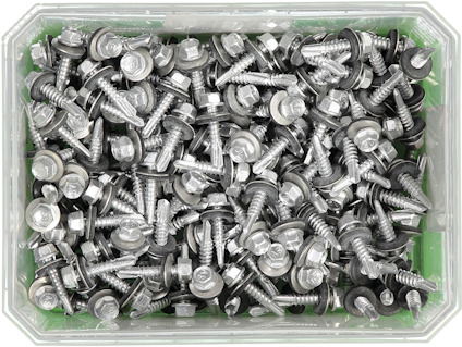 Låda full med metallskruvar med brickor.