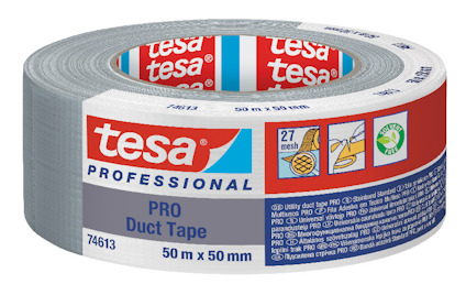 Rulle med grå tejp, etikett märkt "tesa PROFESSIONAL PRO Duct Tape", andra detaljer inkluderar logotyper och text.