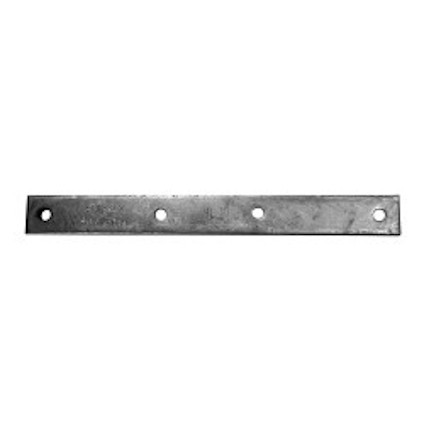 Metallplåt med flera hål jämnt fördelade längs dess längd.