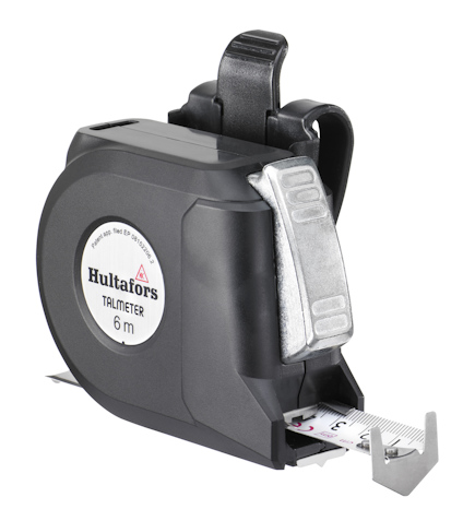Måttband i svart plasthölje med metallclips och vit mätremsa, märkt med "Hultafors TALMETER 6m".
