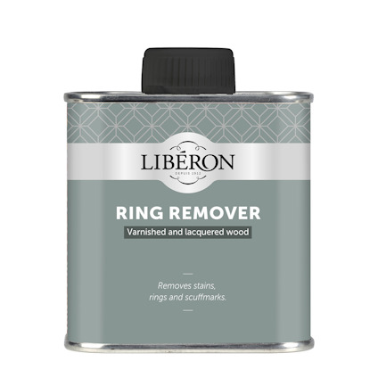 En metallburk med texten "Liberon, Ring Remover, Varnished and lacquered wood." Under texten står: "Removes stains, rings and scuffmarks."